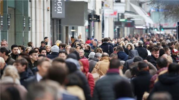 Dicht gedrängt laufen Menschen durch die Innenstadt: In Deutschland leben erstmals mehr als 84 Millionen Menschen.