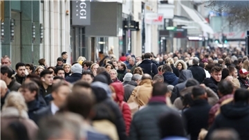 Dicht gedrängt laufen Menschen durch die Innenstadt: In Deutschland leben erstmals mehr als 84 Millionen Menschen.