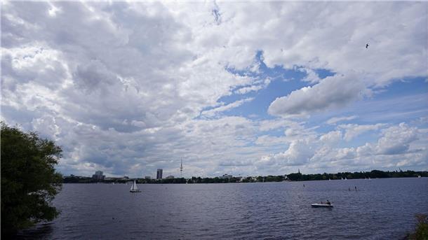 Ein Wochenende voller Wolken Dichte Wolken ziehen über die Segelboote und Tretboote auf der Außenalster hinweg.