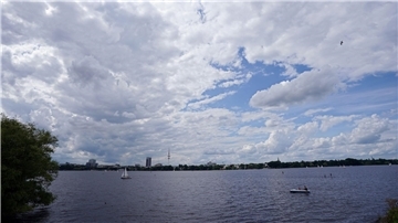 Dichte Wolken ziehen über die Segelboote und Tretboote auf der Außenalster hinweg.
