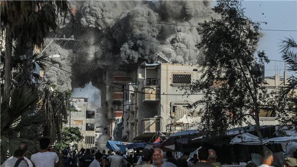 Lage in Gaza: Neue Kampfflugzeuge und nicht genug Wasser Dichter Rauch quillt aus einem Wohnhaus im Flüchtlingslager Bureidsch, nachdem es von einem israelischen Luftangriff getroffen wurde.