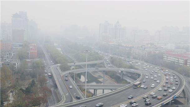 Luftverschmutzung größte Gefahr für globale Lebenserwartung Dichter Smog über der chinesischen Großstadt Peking.