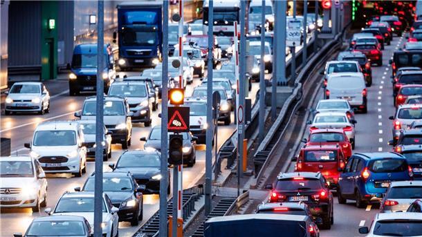 Pendler setzen trotz hoher Spritpreise aufs Auto Dichter Verkehr am Morgen im Tunnel Heckenstallerstraße auf dem Mittleren Ring B2R in München.