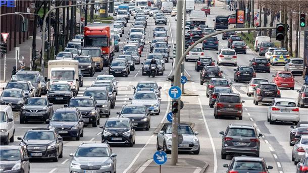 Autos werden leiser - Stromer offiziell überraschend laut Dichter Verkehr auf der Ludwig-Erhard-Strasse in Hamburg.