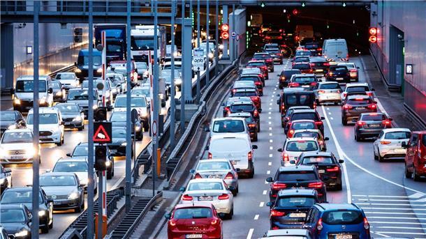 Weltweite Feinstaubbelastung übersteigt meist Grenzwerte Dichter Verkehr schiebt sich durch München.
