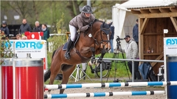 Dick eingepackt statt im typischen Jackett: Springreiterin Amelie Ottens aus Stotel bei den Jumping Days in Elmlohe.