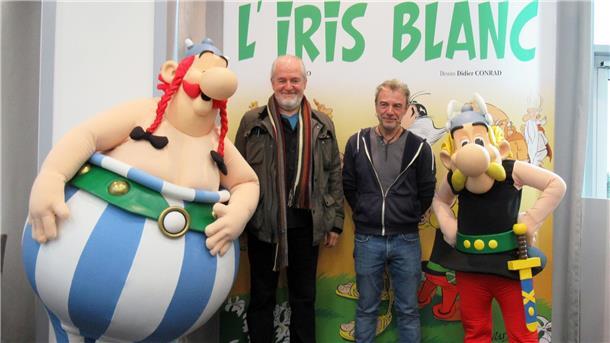 Neuer „Asterix“-Band: Positiv denken statt prügeln Didier Conrad (2.v.l) und Fabcaro (2.v.r) bei der Vorstellung von Details zum neuen Album „Die weiße Iris“.
