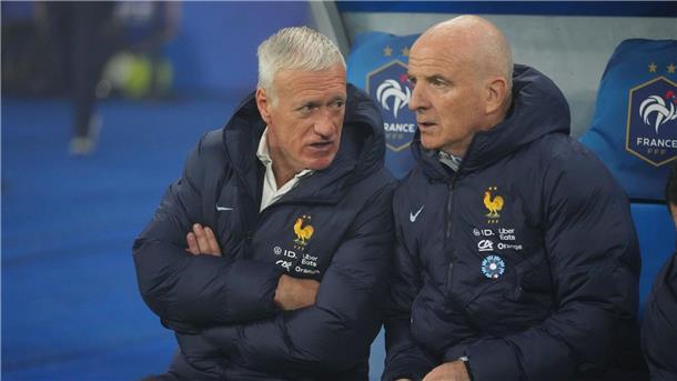 Deschamps: Mbappé macht „schwere Zeit“ durch Didier Deschamps (l) erklärt den erneuten Verzicht auf Kapitän Kylian Mbappé.