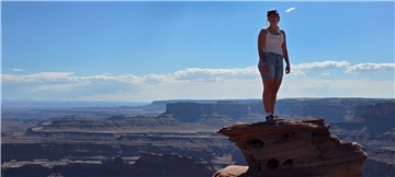 Die 16-jährige Luisa Stüve - hier bei einem Ausflug in den Dead Horse Point State Park im US-Bundesstaat Utah - möchte anderen Mut machen, als Schülerin oder junge Erwachsene eine Zeitlang in einem anderen Land zu leben.