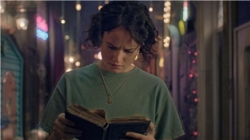 Die 17-jährige Liv Silver (Jana McKinnon) im Mystery-Thriller bei Prime Video.
