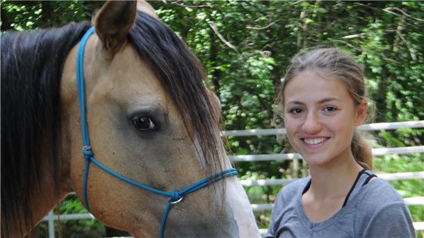 Die 18-Jährige Schülerin Anna Kannegieter liegt viel Wert auf die Harmonie zwischen Pferd und Mensch. Darum geht es ihr auch beim Training mit dem Mustang.