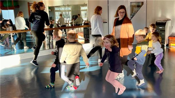 Die 20 Mädchen und Jungen des Abbehauser Kindergartens kamen bei ihrem Besuch im Vitalzentrum ordentlich in Bewegung.