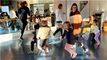 Die 20 Mädchen und Jungen des Abbehauser Kindergartens kamen bei ihrem Besuch im Vitalzentrum ordentlich in Bewegung.