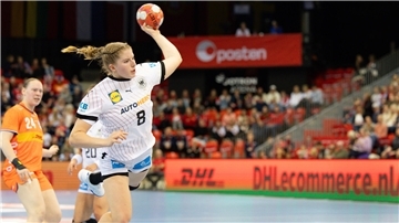 Eine Handballerin beim Wurf