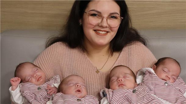 Fit und gesund - Vierlinge dürfen Geburtsklinik verlassen Die 22-jährige Mutter durfte mit ihren Vierlingen am 3. April das Krankenhaus verlassen.