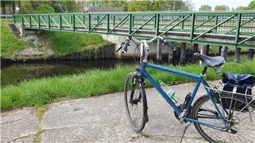 Fahrrad vor einer Brücke über den Kanal