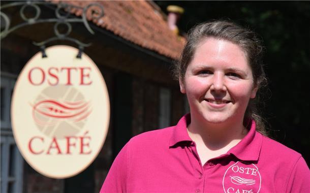 Die 32-jährige Laura Martin betreibt das Oste-Café in der Eitzter Wassermühle.