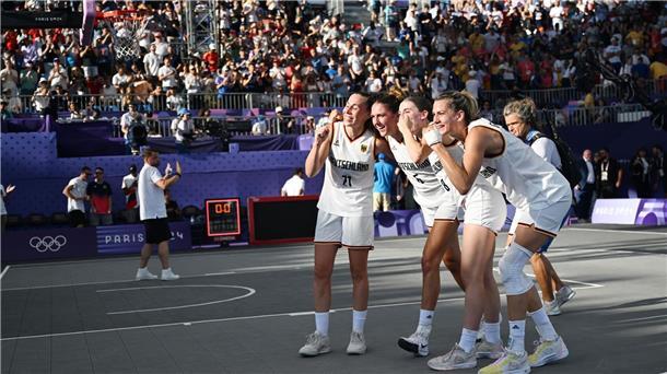 Olympiasieg und Umarmung mit Nowitzki: Gold für 3x3-Damen Die 3x3-Basketballerinnen sind glücklich.
