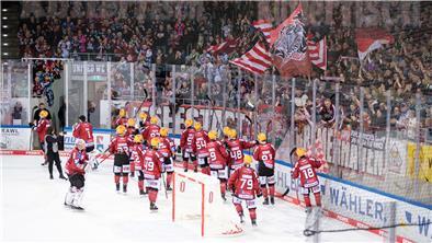 Die 4.647 Fans in der ausverkauften Eisarena feierten die Pinguins-Spieler auch Minuten nach der Schlusssirene noch. In der Endphase der partie drehen sie einen 0:1-Rückstand noch in einen Sieg.