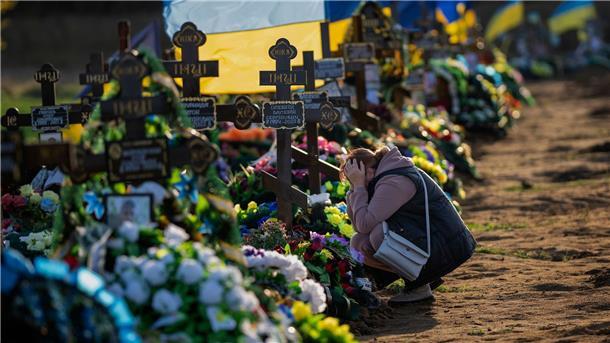 Die 50-Jährige Tamara trauert auf einem Friedhof in Mykolajiw um ihren einzigen Sohn, der bei einem russischen Bombenangriff getötet wurde.