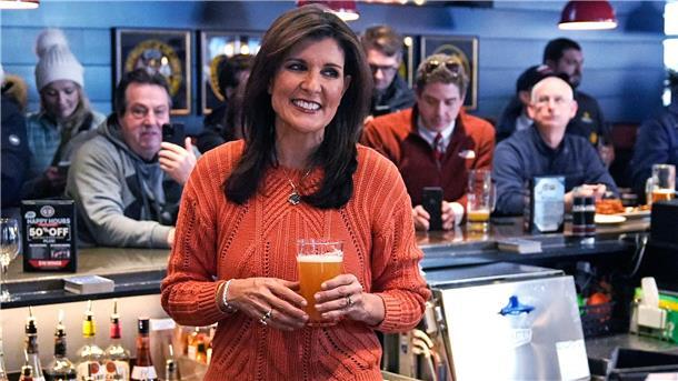 Trump-Haley-Duell in New Hampshire Die 52-jährige Nikki Haley, die als Diplomatin einst Trumps Außenpolitik auf internationaler Bühne zu vertreten hatte, hat aufgeholt und erhofft sich ein starkes Ergebnis.
