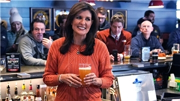 Die 52-jährige Nikki Haley, die als Diplomatin einst Trumps Außenpolitik auf internationaler Bühne zu vertreten hatte, hat aufgeholt und erhofft sich ein starkes Ergebnis.