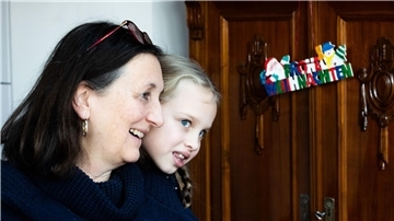 Die 6-jährige Yeva aus der Ukraine schaut in Berlin über die Schulter ihrer Gastgeberin Rosemarie.