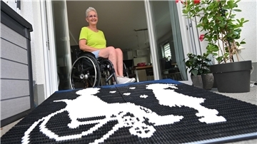 Die 66-Jährige Rita Ebel aus Hanaus baut ehrenamtlich Rampen für Rollstuhl- und Rollatornutzer aus handelsüblichen Legosteinen.