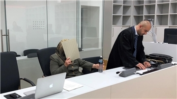 Die 69-jährige Angeklagte aus Ibbenbüren sitzt neben ihrem Anwalt im Gerichtssaal. Zu Beginn des Prozesses legte die Frau ein Geständnis ab.