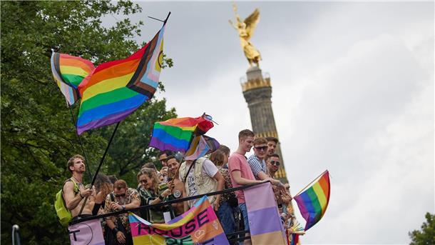 Die 75 Wagen und Dutzende Fußgruppen, die sich zu Lady Gagas „Born this way“ in Bewegung gesetzt hatten, zogen bis zur Siegessäule. 