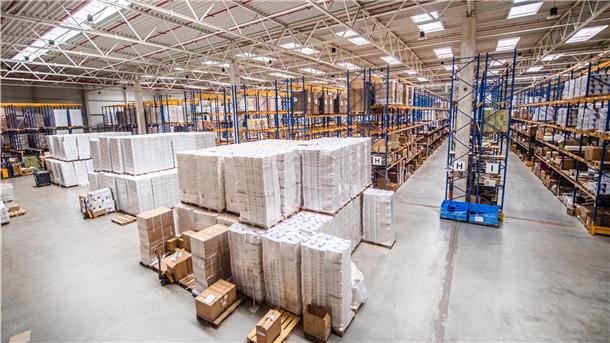 Die 8000 Quadratmeter große Logistikhalle der Firma Erich Nonne verfügt über ein Oberlichtsystem, das selbst an wolkigen Tagen LED-Beleuchtung überflüssig macht.