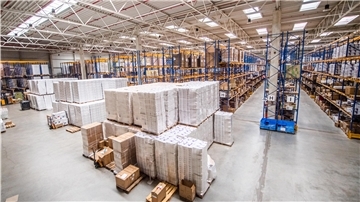 Die 8000 Quadratmeter große Logistikhalle der Firma Erich Nonne verfügt über ein Oberlichtsystem, das selbst an wolkigen Tagen LED-Beleuchtung überflüssig macht.