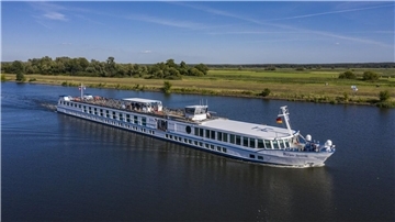Flusskreuzfahrtschiff "Thurgau Saxonia" fährt auf einem Fluss