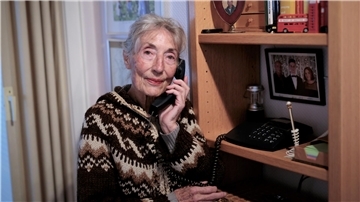 Die 84-jährige Margrit Hillmer steht an ihrem Telefon, aber hat keine Verbindung. 