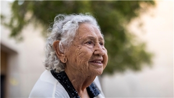 Die 90-Jährige Tova Gutstein im „Yad Vashem“-Museum in Jerusalem.
