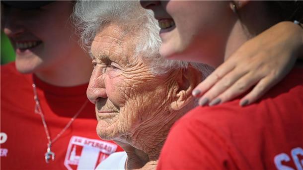 Die 98-jährige Johanna Quaas lebt, was Altersforscher raten: Teilhabe hält jung. (Archivbild)
