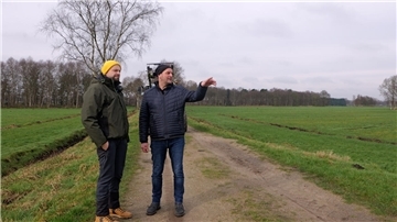 Die A20 würde die Flächen von Landwirt Christoph Schlesselmann zerschneiden und direkt hinter seinem Wohnhaus entlangführen.