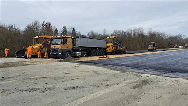 Das Foto zeigt Arbeiten auf der gesperrten Autobahn A27 bei Hagen.