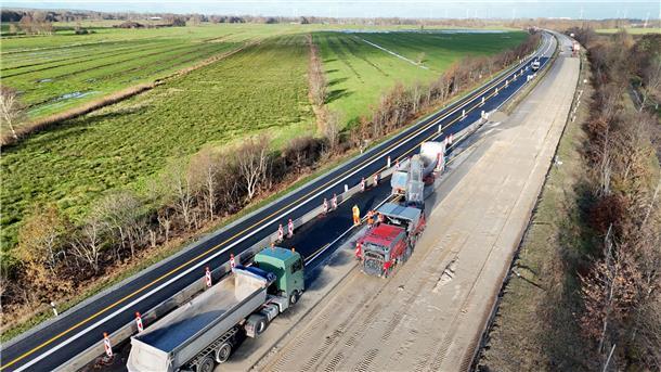 Die A27 Richtung Cuxhaven ist derzeit voll gesperrt. Durch die halbseitige Sperrung wurde die Fahrbahn überstrapaziert. Nun muss sie auf einer Länge von 1200 Meter erneuert werden. 