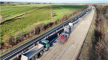 Die A27 Richtung Cuxhaven ist derzeit voll gesperrt. Durch die halbseitige Sperrung wurde die Fahrbahn überstrapaziert. Nun muss sie auf einer Länge von 1200 Meter erneuert werden. 