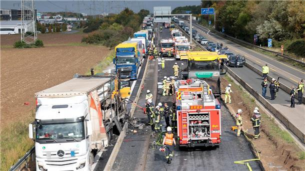 Sperrung nach tödlichem Unfall auf A59 bei Köln aufgehoben Die A59 wurde zunächst in beide Richtungen gesperrt.