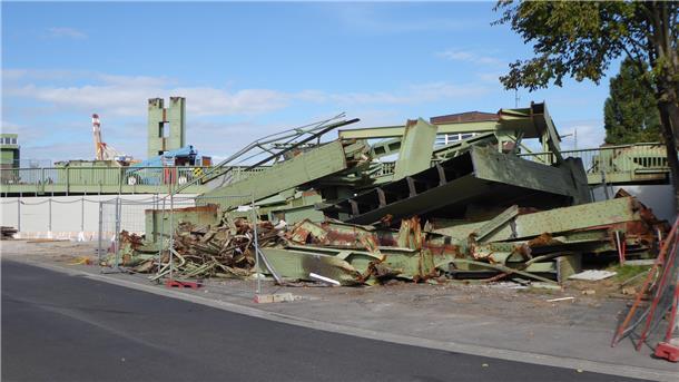 Die Abbrucharbeiten an der ehemaligen Nordschleusenbrücke sind weiter vorangeschritten.