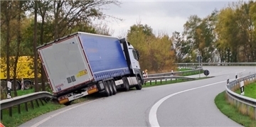 Die Abfahrt Stotel ist in Richtung Bundesstraße 437 derzeit gesperrt. Die Sperrung wird aufgrund der aufwendigen Bergung mehrere Stunden in Anspruch nehmen.