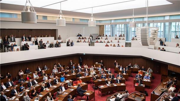 Die Abgeordneten der Bremischen Bürgerschaft nehmen an der konstituierende Sitzung teil.