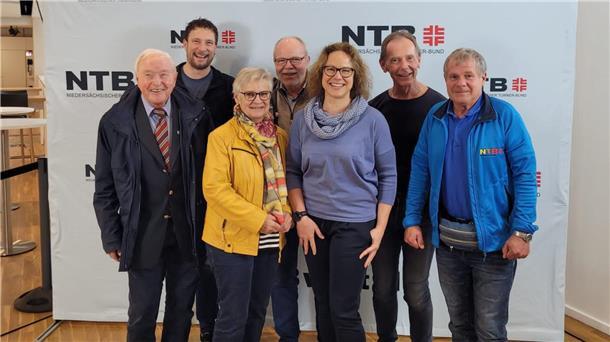 Die Abgeordneten des Turnkreises Cuxhaven beim Landesturntag des Niedersächsischen Turner-Bundes in Osnabrück (von links): Werner Kamjunke (TV Spaden), Jan Sandfuchs (TSV Neuenwalde), Hanna Plate, Jürgen Plate (TSV Odisheim) Juliane Schattauer (TSV Otterndorf), Wolfgang Tietje (TSV Mulsum) und Jens Holy (ATS Cuxhaven).