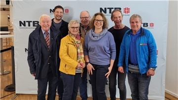 Die Abgeordneten des Turnkreises Cuxhaven beim Landesturntag des Niedersächsischen Turner-Bundes in Osnabrück (von links): Werner Kamjunke (TV Spaden), Jan Sandfuchs (TSV Neuenwalde), Hanna Plate, Jürgen Plate (TSV Odisheim) Juliane Schattauer (TSV Otterndorf), Wolfgang Tietje (TSV Mulsum) und Jens Holy (ATS Cuxhaven).