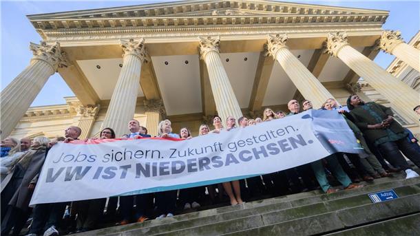 Weil schlägt Steuerrabatt für E-Autos vor Die Abgeordneten von SPD und Grünen haben sich vor dem Landtag für den Erhalt von Arbeitsplätzen bei VW ausgesprochen.