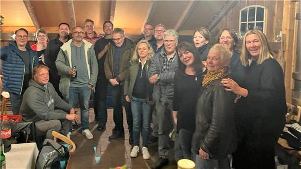 Die Abiturientinnen und Abiturienten von 1992 kamen 30 Jahre nach dem Schulabschluss in Tossens wieder in Butjadingen zusammen.