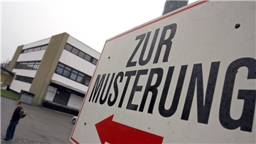 Umfrage: Bundeswehr-Losverfahren stößt auf breite Ablehnung Die Ablehnung des Losverfahrens ist bei Anhängern aller Parteien hoch. (Archivbild)