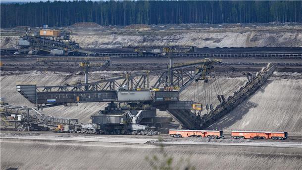 Das Anti-Lützerath: Der Kohleausstieg im Osten Deutschlands Die Abraumförderbrücke F60 legt im Tagebau Nochten mit Eimerkettenbaggern das Flöz frei.